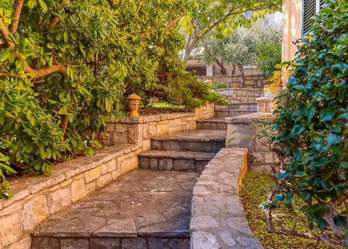 House 4 * Λομπάρδα