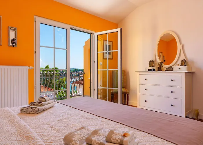 House 4 * Λομπάρδα